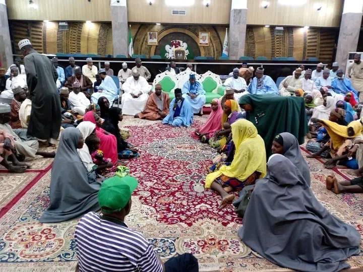 Idris59214913's tweet photo. Mai girma gwamna jahar kano, Dr. Abdullahi Umar ganduje ya musuluntar da maguzawa 138 sun karbi Kalmar shahada a gidan gwamnatin  jihar Kano. https://t.co/UavgQ7yGEY