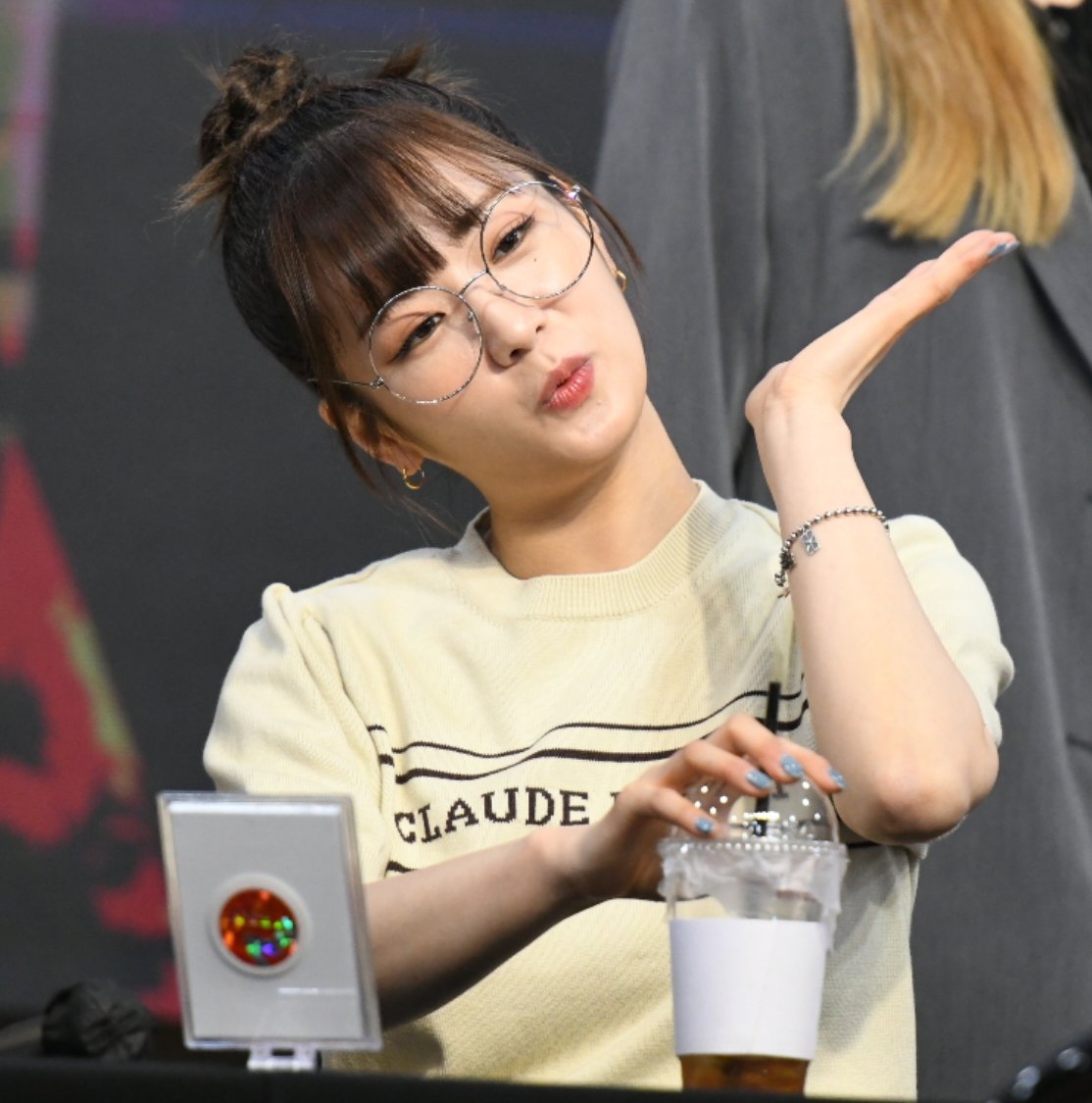 united_girls00's tweet photo. 宮尾すすむさんのポーズに見えて仕方なかった🤣
#Apink
#에이핑크
#윤보미
#ユンボミ
#ボミ
#ボミちゃん
#ApinKComeback
#Apinkcomebackwithdnd
#サイン会
#0409
@Apinkbm https://t.co/lJs8Qk7E8y