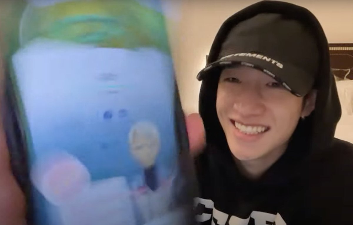 STAYBLOGOFC's tweet photo. Le preguntaron a #BANGCHAN por qué le gusta tanto Pokémon Go y el explicó que es un juego que guarda muchos recuerdos para el. Ha estado interesado en el juego desde joven en Australia e inclusive cuando no puede dormir escucha el viejo OST del juego
@Stray_Kids #STAYBLOG https://t.co/TwcSD7LQh9