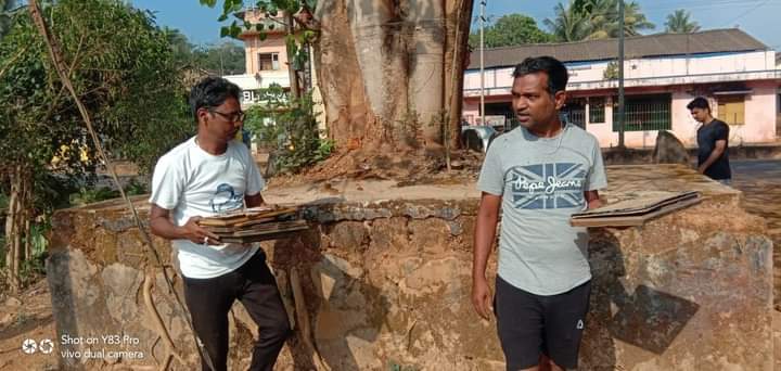 yuva_brigade's tweet photo. #SwachhBharat #KanKanMeinHeinShiv 
#YuvaBrigade team at Soraba collected the photos at Chikkapete, Ulavi Road, Sri Chandramouleshwara Temple, KEB nagara. The frames,  glass, were separated and disposed appropriately.
#April09 https://t.co/2RFAtP2JuG