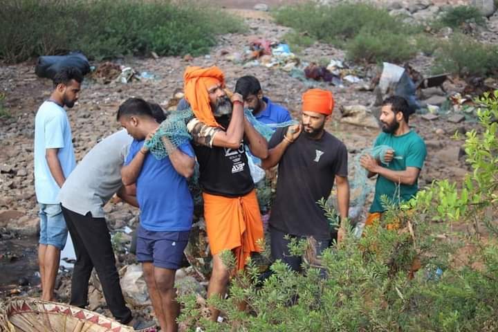yuva_brigade's tweet photo. #SwachhBharat #JalJeevan 
The rivers banks near the heritage centers have turned out to be dumping yard. #YuvaBrigade team chose River Nandini at Kateel to clean it up. Devotees also joined hands with us. Nearly 6 tons of plastic, clothing wastes were removed.
#April09 https://t.co/r7t6UOe6WF
