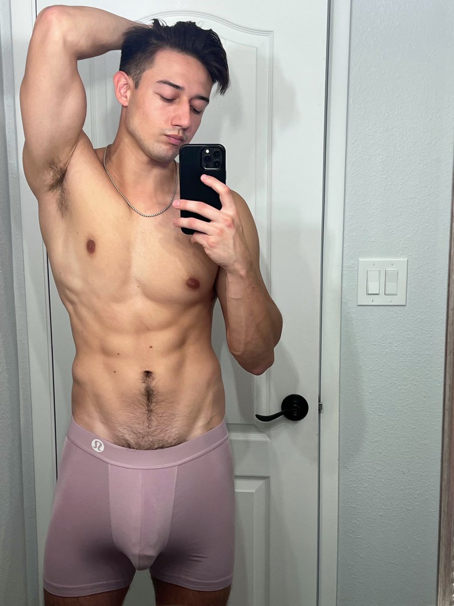 Johnnyjizz007's tweet photo. BOTTOMS RT #fitness https://t.co/iLOioCCeFu