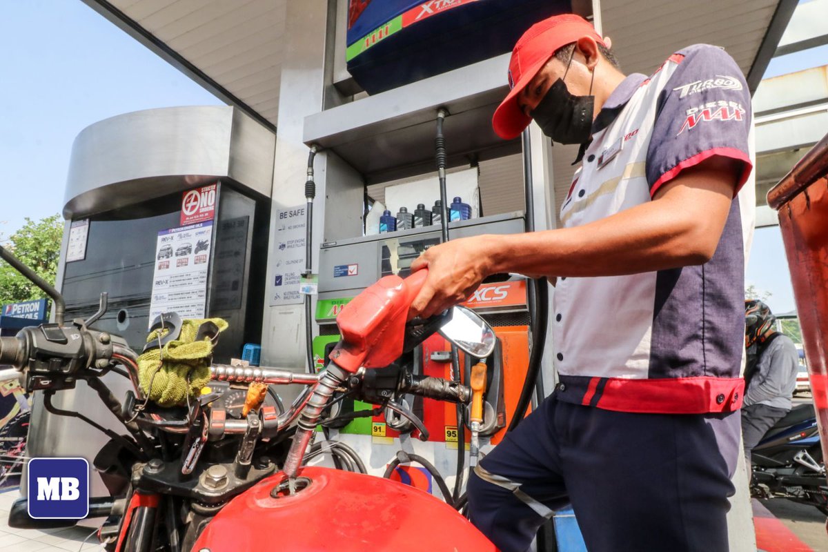 Manila Bulletin News on Twitter "LOOK Gas attendants pump fuel in