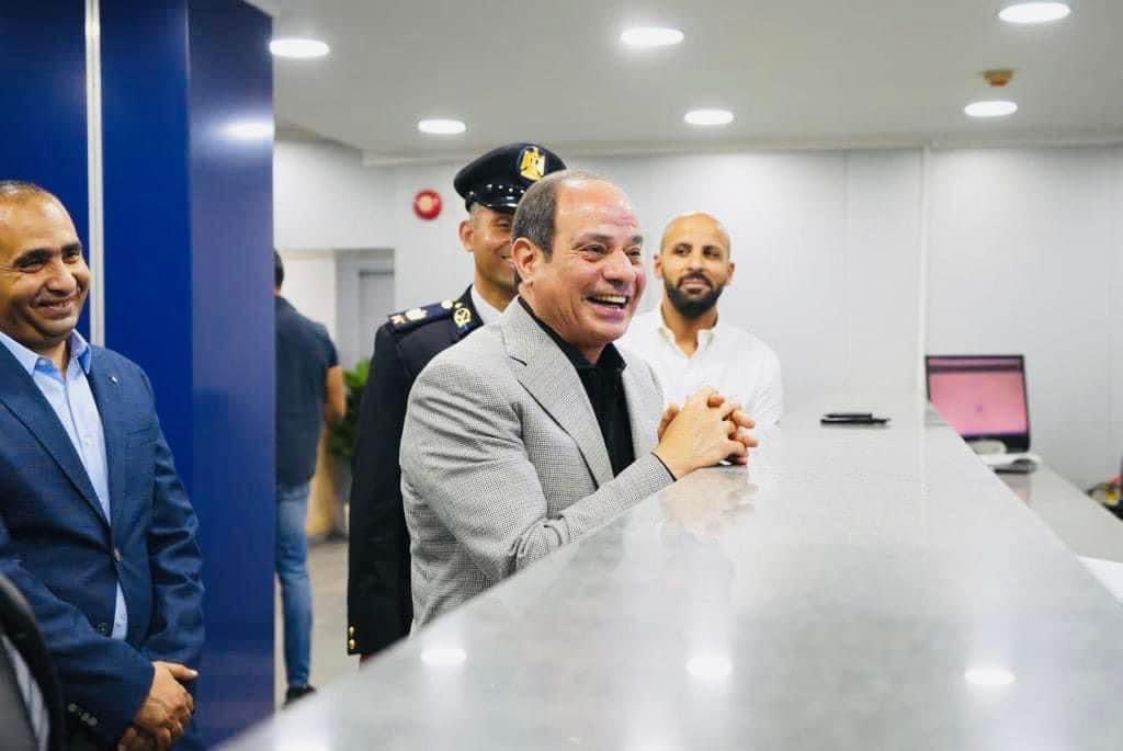 #السيسي يستدعي #عباس_كامل
في الساعات الاولى من الصباح، قائلا:
-يا عباس، أنا مانمتش طول الليل، جسمي بياكلني، 
ومحتاج أمسك الحديدة، وأظهر أمام الكاميرات

=إيه رأيك يا فندم نفتتح العاصمة الادارية للمرة ال49 .. هتصل حالا بالقوات

-زهقت يا عباس، شوف حاجة جديدة، 
أنت ماعندكش أفكار؟!
/1