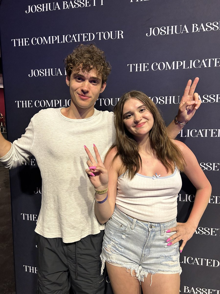 PEACHYELLL's tweet photo. i love him. 💕 #THECOMPLICATEDTOUR https://t.co/9SWR7dCU3A