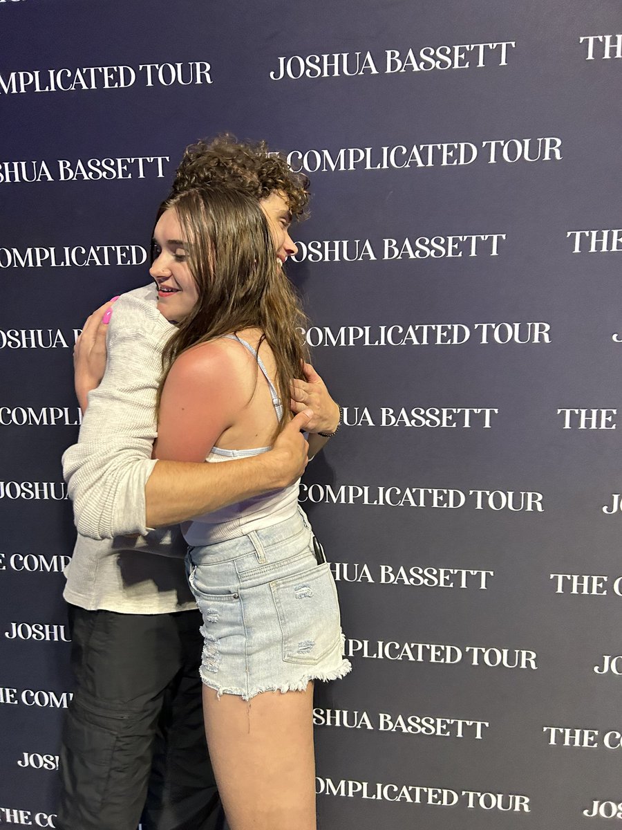 PEACHYELLL's tweet photo. i love him. 💕 #THECOMPLICATEDTOUR https://t.co/9SWR7dCU3A