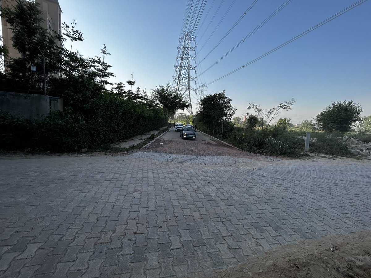 thecorpcommguy's tweet photo. Accident waiting to happen as vehicles coming at high speed from all directions! @gurgaonpolice please note and help put safety messages and may be send some road safety officers to manage and help residents! @DCPTrEastBCP https://t.co/k1WZFOfToC