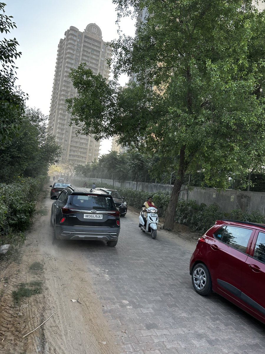 thecorpcommguy's tweet photo. Accident waiting to happen as vehicles coming at high speed from all directions! @gurgaonpolice please note and help put safety messages and may be send some road safety officers to manage and help residents! @DCPTrEastBCP https://t.co/k1WZFOfToC
