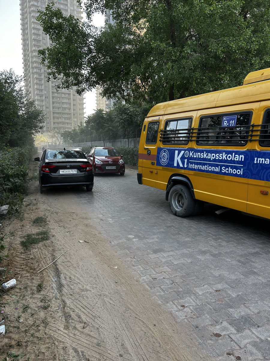 thecorpcommguy's tweet photo. Accident waiting to happen as vehicles coming at high speed from all directions! @gurgaonpolice please note and help put safety messages and may be send some road safety officers to manage and help residents! @DCPTrEastBCP https://t.co/k1WZFOfToC