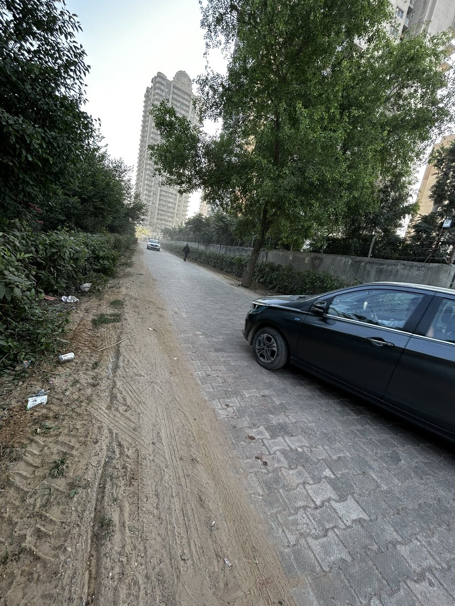 thecorpcommguy's tweet photo. Accident waiting to happen as vehicles coming at high speed from all directions! @gurgaonpolice please note and help put safety messages and may be send some road safety officers to manage and help residents! @DCPTrEastBCP https://t.co/k1WZFOfToC