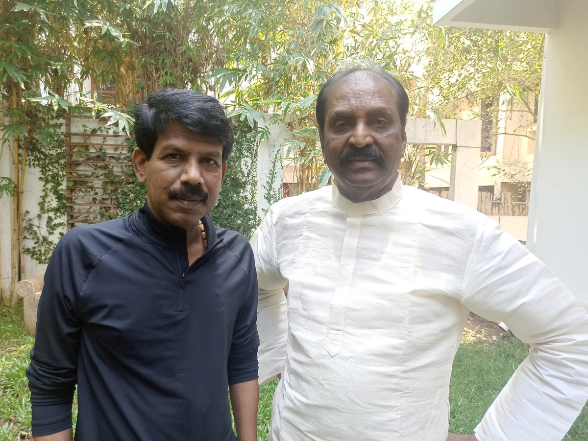 வைரமுத்து (@vairamuthu) on Twitter photo பாலா!
தேடி வந்தாய்;
திகைக்குமொரு
கதைசொன்னாய்;
இதிலும் வெல்வாய்
உடம்பில் தினவும்
உள்ளத்தில் கனவும்
உள்ளவனைக்
கைவிடாது கலை
ஐந்து பாட்டிலும்
ஐந்தமிழுக்கு வழிவைத்தாய்
தீராத கங்குகளால்
பழுத்துக்கிடக்கிறது
என் பட்டறை
தோற்காத ஆயுதங்கள்
வடித்துக் கொடுப்பேன்
போய் வா!
<a href="/IyakkunarBala/">Director Bala</a> பாலா!
தேடி வந்தாய்;
திகைக்குமொரு
கதைசொன்னாய்;
இதிலும் வெல்வாய்
உடம்பில் தினவும்
உள்ளத்தில் கனவும்
உள்ளவனைக்
கைவிடாது கலை
ஐந்து பாட்டிலும்
ஐந்தமிழுக்கு வழிவைத்தாய்
தீராத கங்குகளால்
பழுத்துக்கிடக்கிறது
என் பட்டறை
தோற்காத ஆயுதங்கள்
வடித்துக் கொடுப்பேன்
போய் வா!
<a href="/IyakkunarBala/">Director Bala</a>