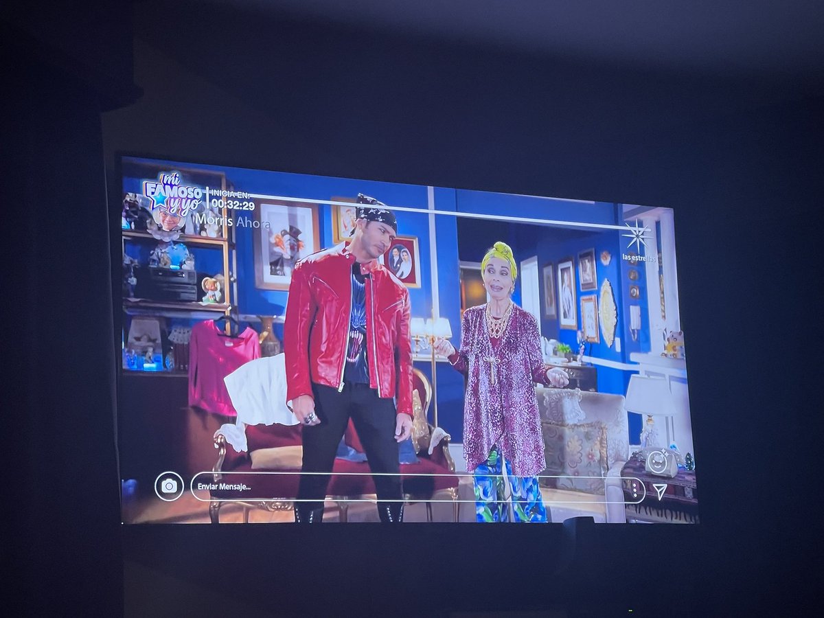 Me interesa esa chamarra roja, fijísima por cierto … De la Boutique de Doña Magda, todo de calidad, como solo ellos se distinguen … #Vecinos