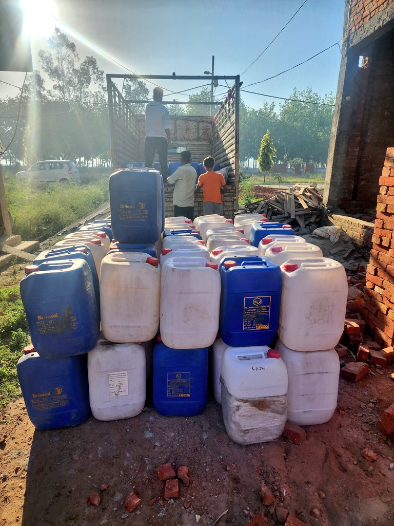 MukeshPathakji's tweet image. #Honey of different #flora collected from our different #apiaries was received at our #FabaHoney packing house today.
 Will start sending you from tomorrow.  But due to bad #Weather the harvesting was very less.