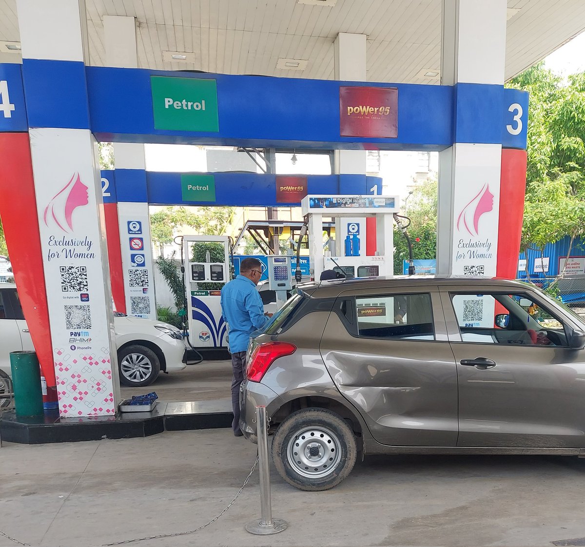 BakraofDv's tweet photo. @ShoneeKapoor Achievement of #Feminism are #Reservation &amp; #Privledge.

From bus seats to fuel pumps..

Still #Wymen are upset !!
Still #Wymen hungry for more !!

This how we are empowering our women, by them free reserved space.
Logic = 🥚 🥚 

#MenToo https://t.co/YlsINwjBgG
