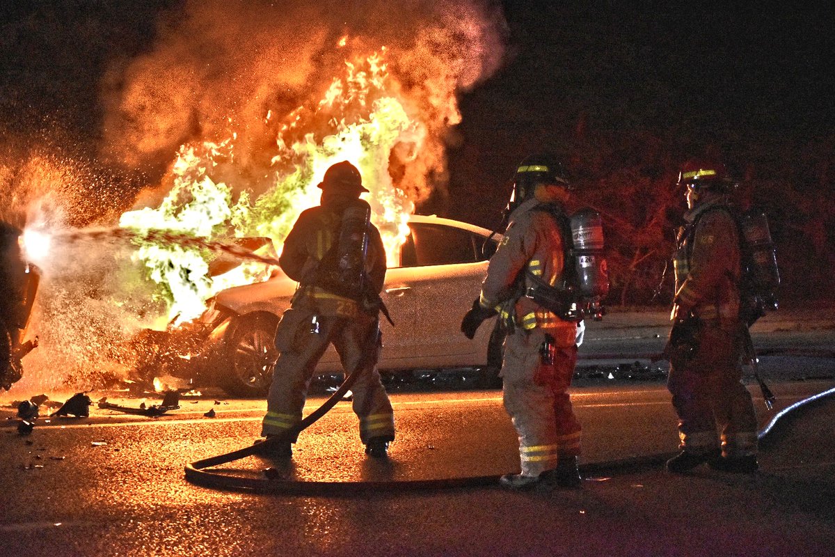 AtTheScenePhoto's tweet image. Cundles before Sunnidale #Headon #MVC @BarriePFFA @Barrie_Fire dealing with their 5th fire of the day.  #barrie #barriefire