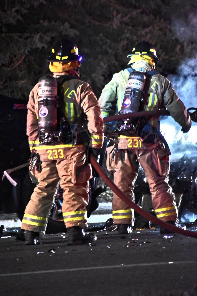 AtTheScenePhoto's tweet image. Cundles before Sunnidale #Headon #MVC @BarriePFFA @Barrie_Fire dealing with their 5th fire of the day.  #barrie #barriefire