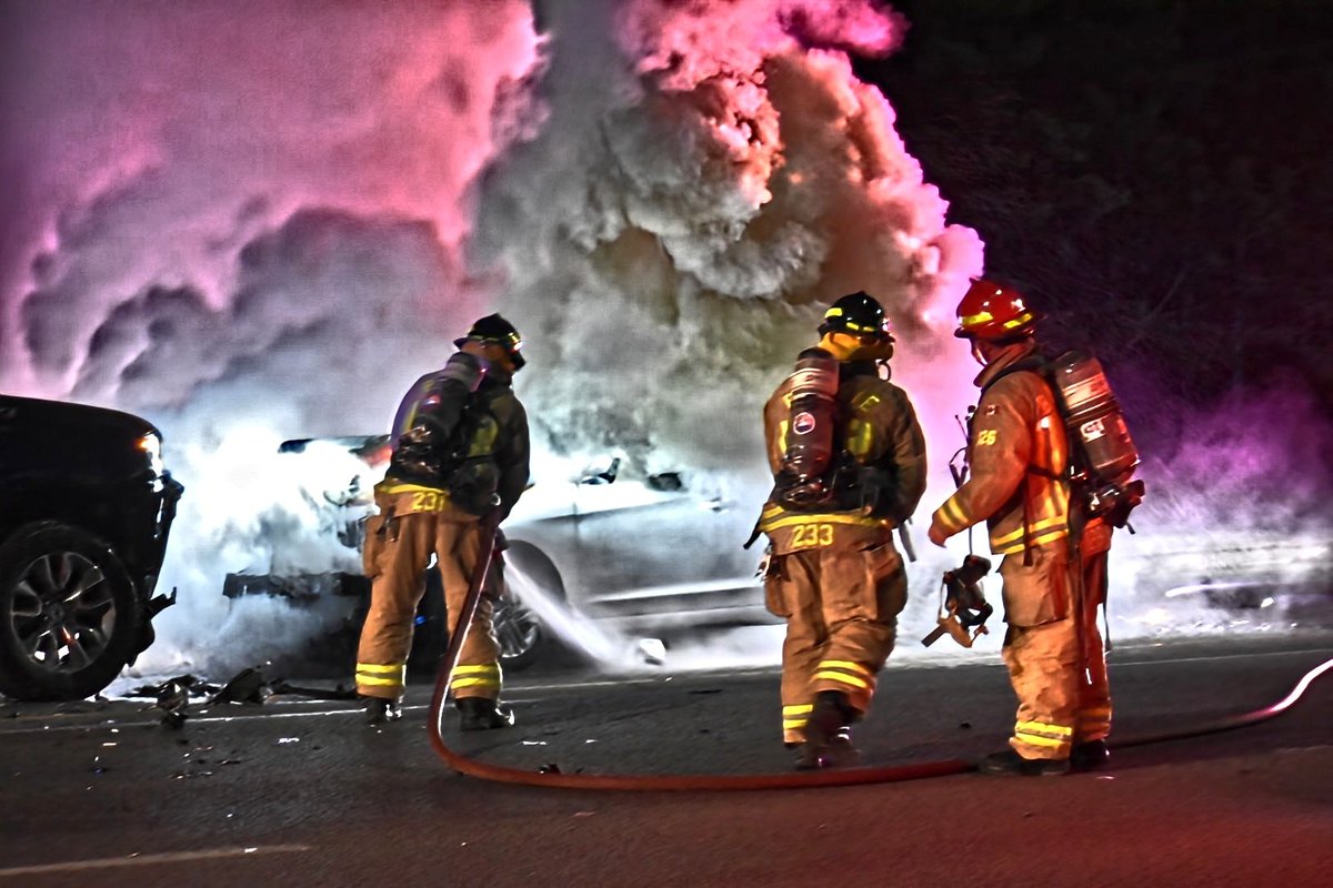 AtTheScenePhoto's tweet image. Cundles before Sunnidale #Headon #MVC @BarriePFFA @Barrie_Fire dealing with their 5th fire of the day.  #barrie #barriefire