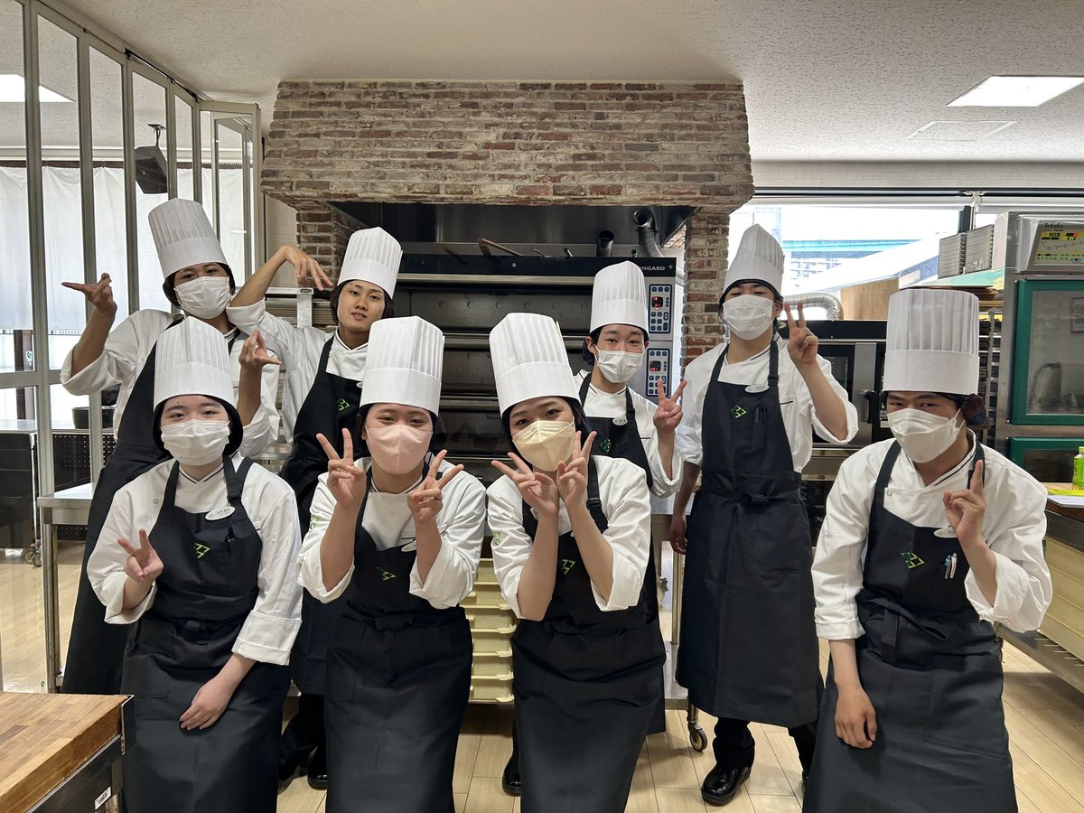 fculinary's tweet photo. 今日から新学期スタート🌟新1年生にとっては初めての授業です😊💕朝からコックコートの着方を友達と確認しながら、なんとか授業に参加！今日は、実習室の道具や調理器具の使い方について勉強しています🍽️🫧今週は基礎をばっちり身につけて頑張りましょう〜❤️‍🔥 https://t.co/H1hKA1y6bB