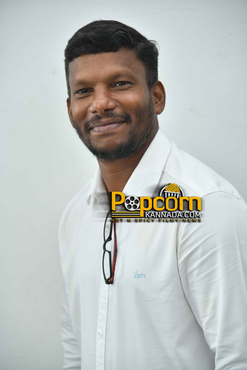 PopcornKannada's tweet photo. #Tridevi Press Meet Photos - 01
#3Devi #AshwinAMatthew #ShubhaPoonja #SandhyaL #Jyotsna #KunjunniSKumar #sandalwood #Popcornkannada https://t.co/FxygvP3JCX