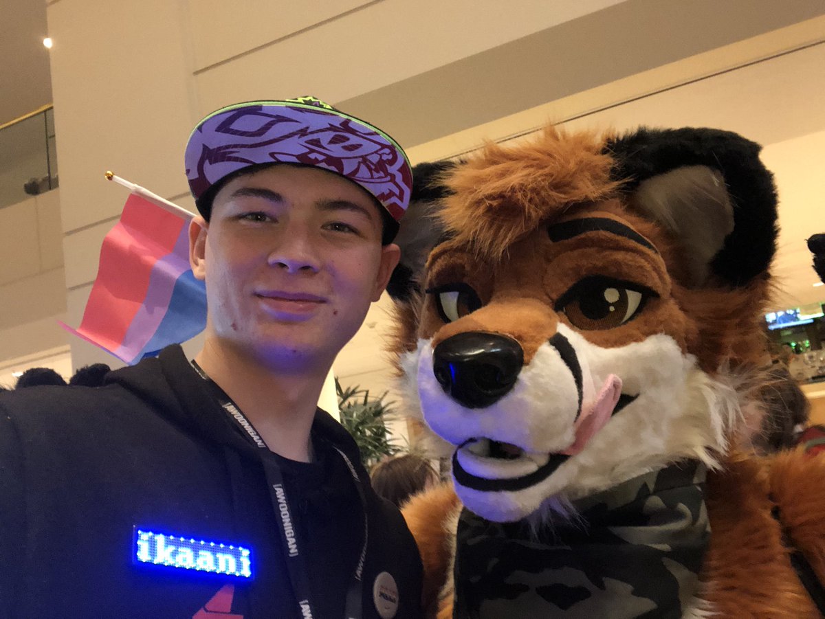thank you to @NaluCatfish and Toon, @Marks_Barks and @KissMeKarma, and also @LuisTheFoxxo for letting me take some pictures and the chance to meet with you guys. never thought it would happen but here we are. Now just need to find Kyle, Kiwi, and Pineapple one day (1/4)