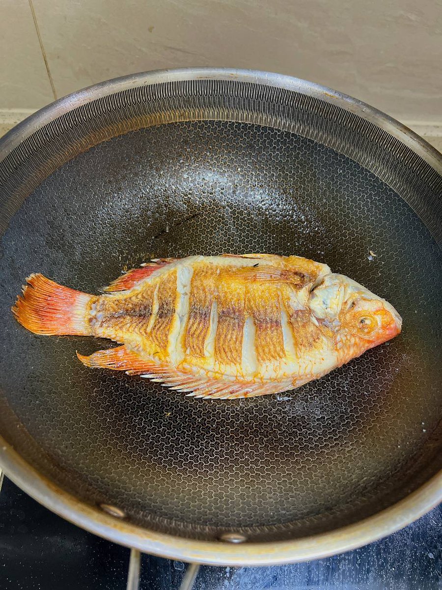 anna9312351's tweet image. My dinner｜【Dry Fried Red Tilapia】🤤🤤|||【Fried Red Tilapia】
Ingredients: red tilapia, green garlic sprouts, ginger garlic, red pepper