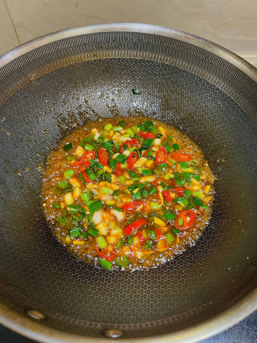 anna9312351's tweet image. My dinner｜【Dry Fried Red Tilapia】🤤🤤|||【Fried Red Tilapia】
Ingredients: red tilapia, green garlic sprouts, ginger garlic, red pepper