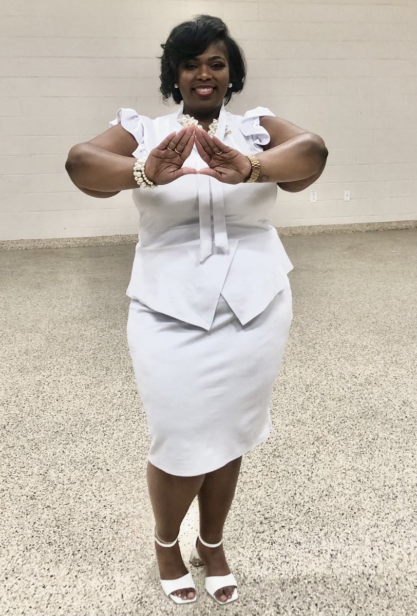 mrscraindrop's tweet photo. Proud to be a Delta Woman ๐บ๐ So incredibly thankful to my tribe for always supporting me! THANK YOU!! Now the work begins! ๐๐พ
#20
#TailorMade
#32ForcesOfFortitude
#newbernalumnaedst #DST1913 #deltasigmatheta #deltawoman #deltasigmathetainc #dst1913 #NBAC #midsup #AOML #dst https://t.co/EYHUEkCoK2