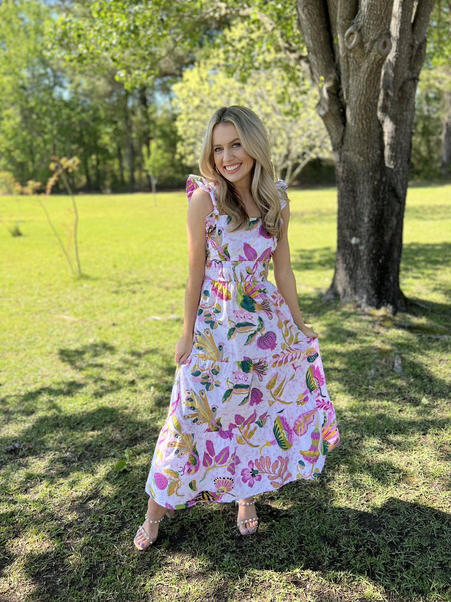 •Happy Easter 🐰🐣 
Matthew 28:5-6
Thankful for a beautiful day to celebrate the resurrection of Jesus with family 🤍
Dress👗: @thegatorbugboutique 
Glow✨: @aliethassunkissedtans 
#missdurham #missnc #missamerica