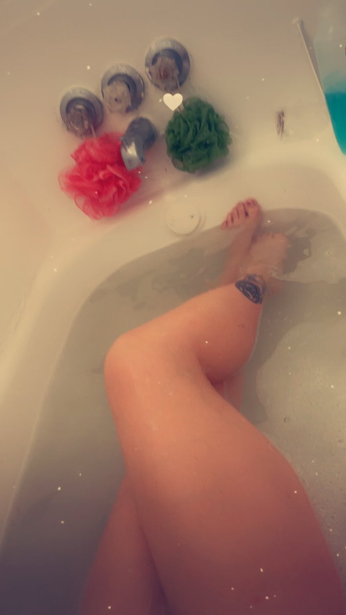 IBangMyslfBest's tweet photo. Bubble bath so relaxing https://t.co/AfUyRH195N