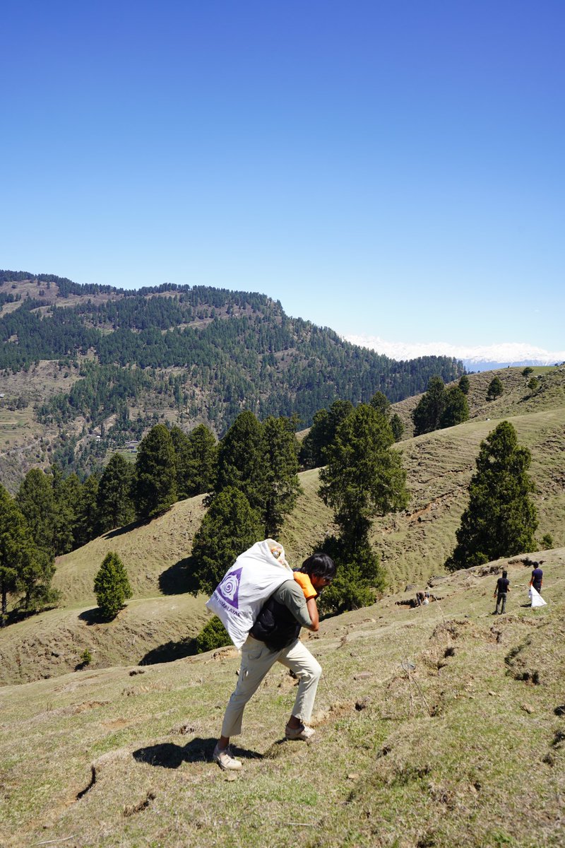 iPradeepSangwan's tweet photo. 2 days at Prashar Rishi lake 

Close to 110 bags of non biodegradable waste, transferred for segregation 

Local community participation strengthened the cause 💚

Significant reduction in littering around Prashar lake 🙌

Stop littering 🛑 https://t.co/0l6OsXMdCQ