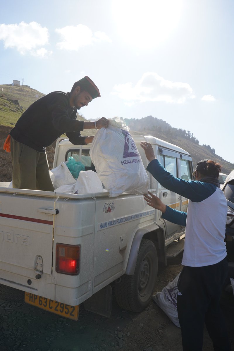 iPradeepSangwan's tweet photo. 2 days at Prashar Rishi lake 

Close to 110 bags of non biodegradable waste, transferred for segregation 

Local community participation strengthened the cause 💚

Significant reduction in littering around Prashar lake 🙌

Stop littering 🛑 https://t.co/0l6OsXMdCQ