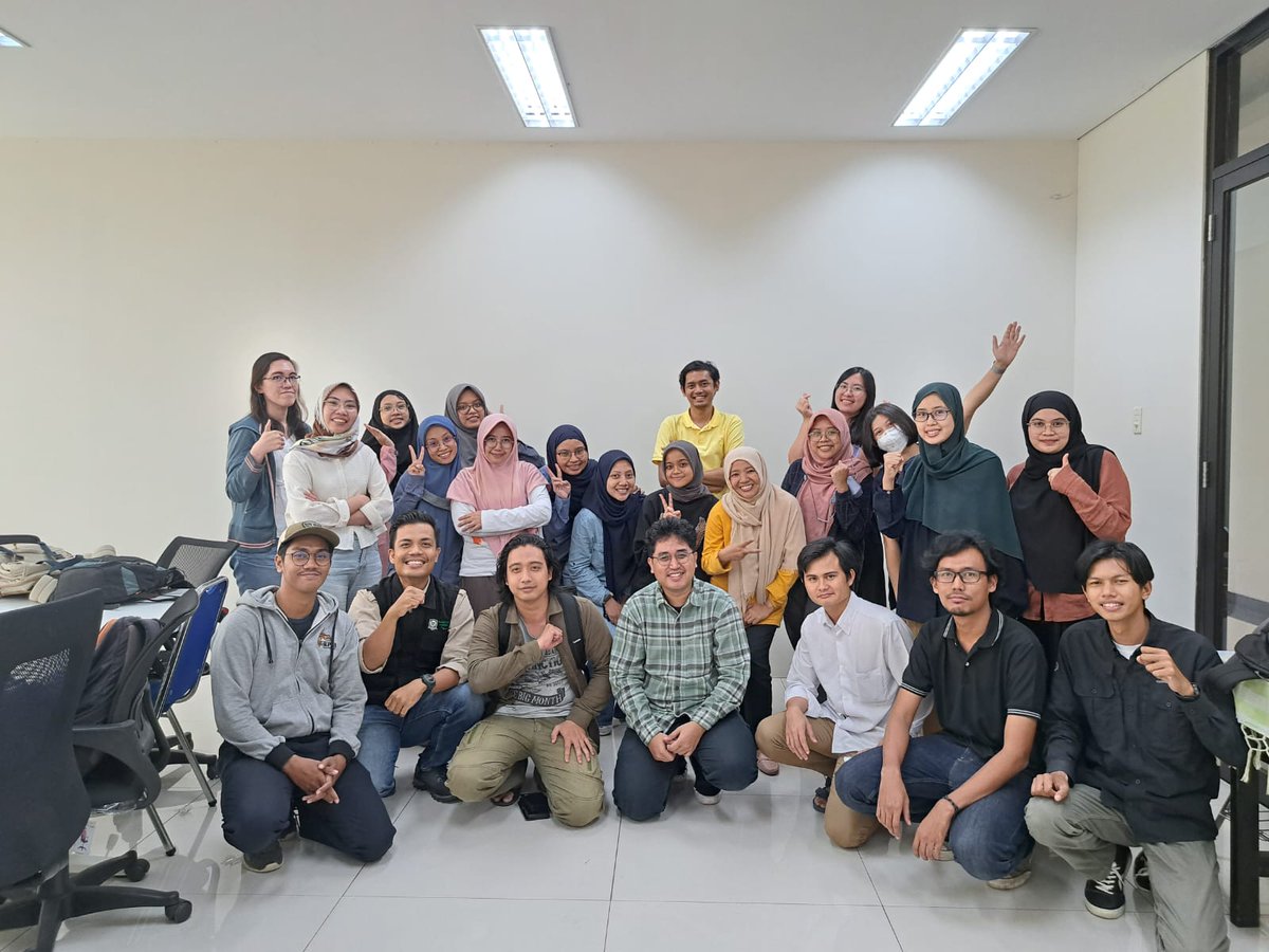 It's a wrap! We had a pleasant time this weekend learning about github with <a href="/heru_hdk/">Hҽɾυ Hαɳԃιƙα🦦</a> at <a href="/rcccui/">rccc-ui</a>. This workshop was held by <a href="/TamboraMuda/">Tambora Muda</a> supported by <a href="/RLadiesBogor/">RLadiesBogor</a> &amp; <a href="/RLadiesJakarta/">R-Ladies Jakarta</a>. Thank you <a href="/rifsyy/">athenasyarifa</a> <a href="/erikaris/">erika siregar</a> <a href="/tresazen/">Tresa Zen</a> mbak Yolanda, mbak Hesmi &amp; mbak Lily for the support 😁👏
