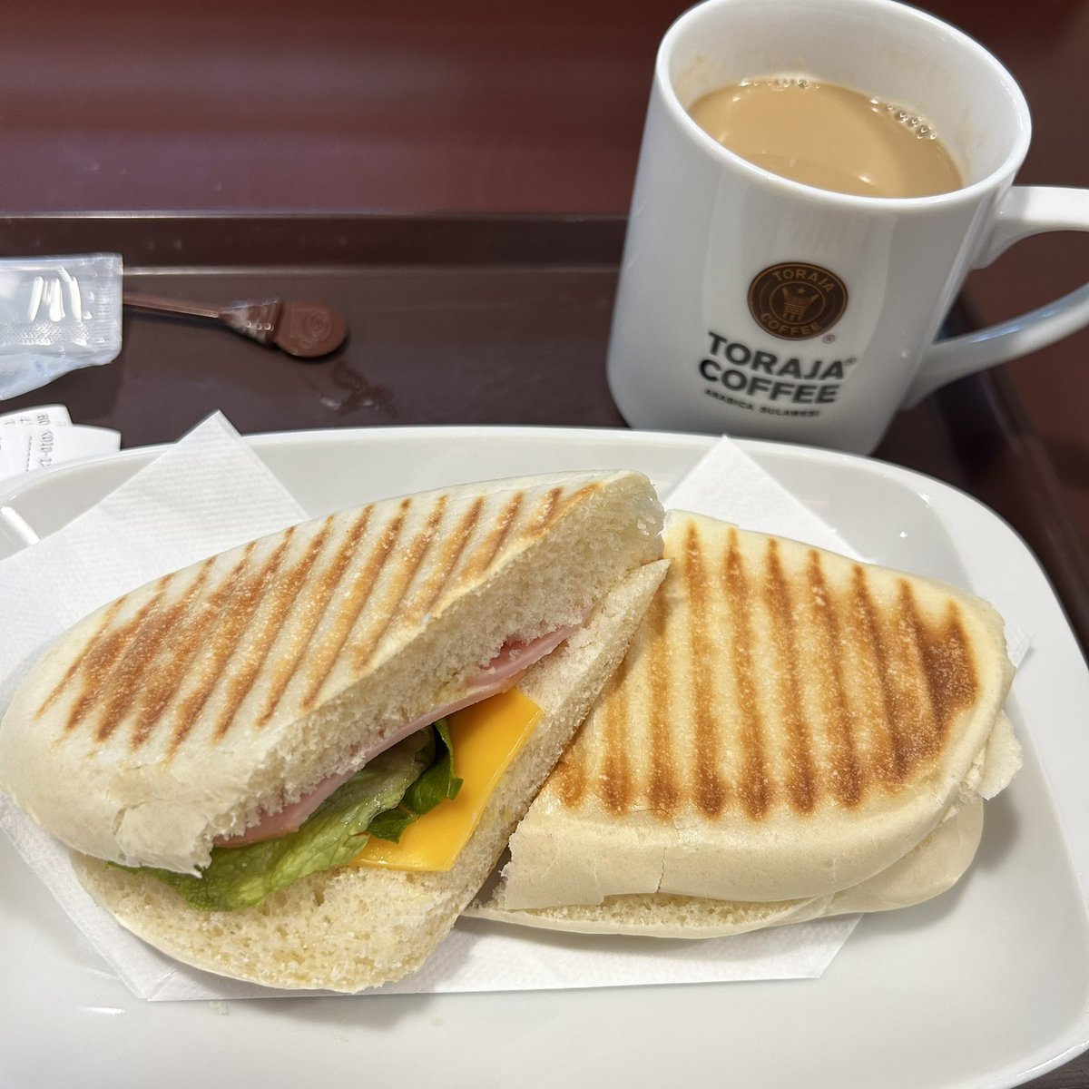 fuwami0's tweet photo. トラジャコーヒー
パニーニセット
疲れすぎて食べれんかもって思ったけどあっさりめでおいしい☺️
午後からもがんばる https://t.co/bLHFHkxGh5