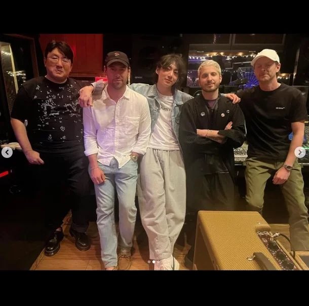 BTSHOLIC_TW's tweet photo. BTS #柾國 即將solo出道?…房時爀 X Andrew Watt合照
防彈少年團柾國和HYBE 房時爀理事公開和美國有名製作人Andrew Watt見面。
10日房時爀寫下近況’With JK and Andrew Watt. Thank you, Scooter Braun. You made this! #bighitmusic #sbproject #hybeamerica #HYBE’並公開幾張照片。 https://t.co/3pp4h2CW8Q