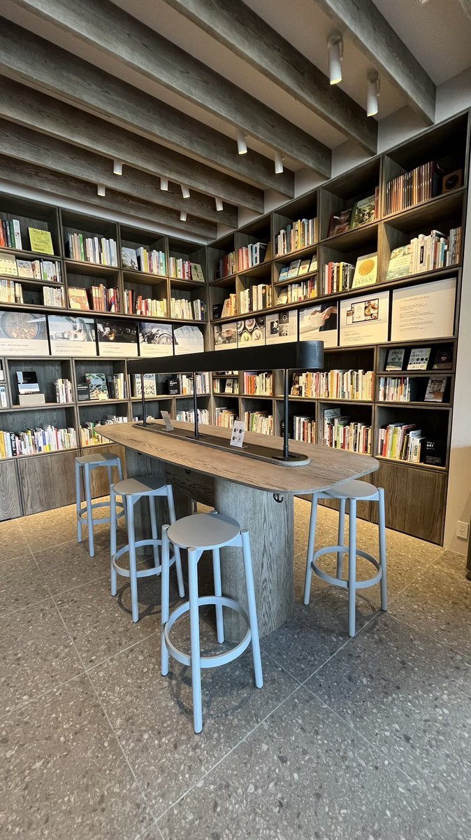 newworkfun's tweet photo. 今日は代官山のVERMICULAR FLAGSHIP SHOPへ
PASS有WiFi、大テーブル席に電源あり
NITRO COLD BREW 486円、ホワイトマカデミアクッキー 216円を注文
バーミキュラの体験型のショップに併設されたカフェ
天井が高く広々とした気持ちの良い空間
席数が非常に少ないが穴場的な場所
#カフェ巡り #作業カフェ https://t.co/eFCmmw8v1G