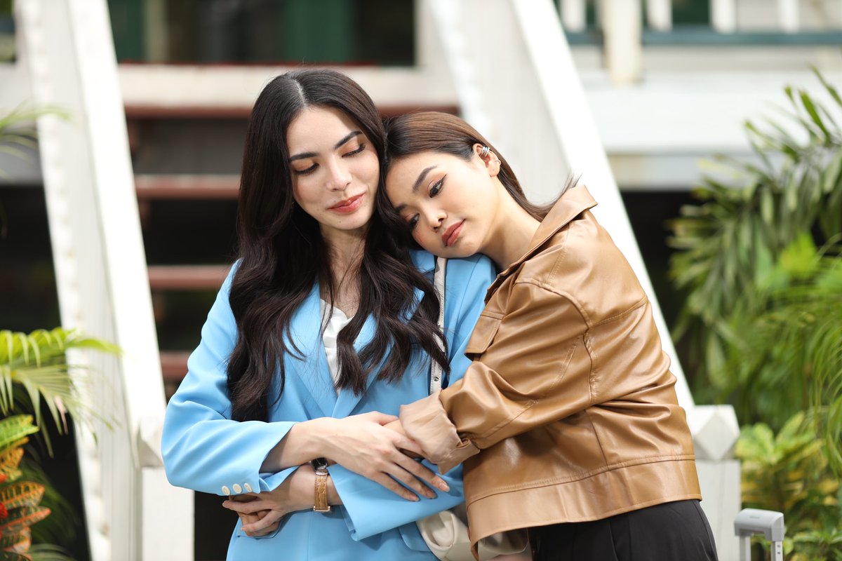 MGIBeyond's tweet photo. เฌอรีน ชอบสีฟ้า
ส่วนมีนาชอบ…. 💙

@EWaraha  @itscharlotty 

#ShowmeloveTheSeries 
#Showmeloveเเค่อยากบอกรัก https://t.co/61Id5e3WaC