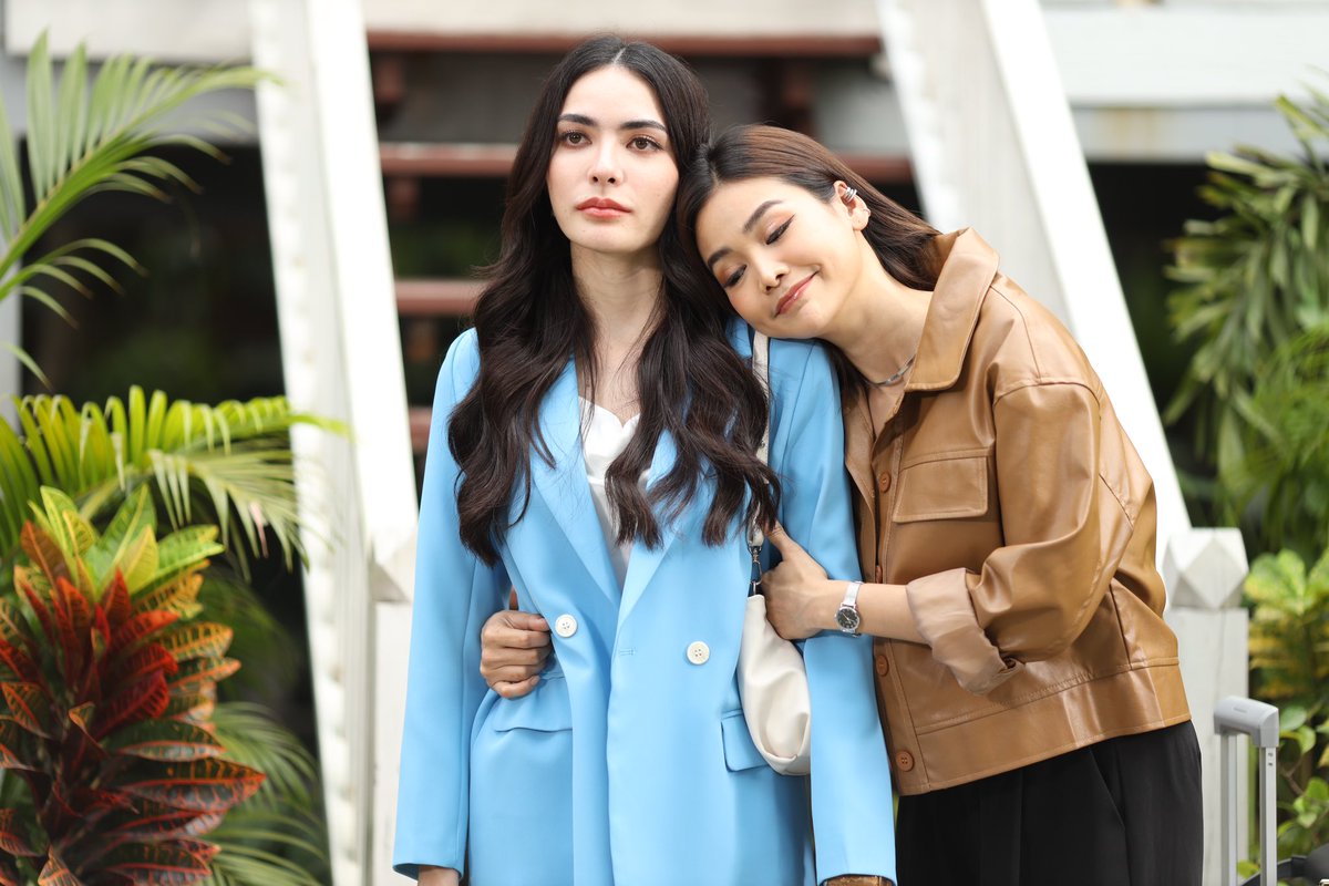 MGIBeyond's tweet photo. เฌอรีน ชอบสีฟ้า
ส่วนมีนาชอบ…. 💙

@EWaraha  @itscharlotty 

#ShowmeloveTheSeries 
#Showmeloveเเค่อยากบอกรัก https://t.co/61Id5e3WaC