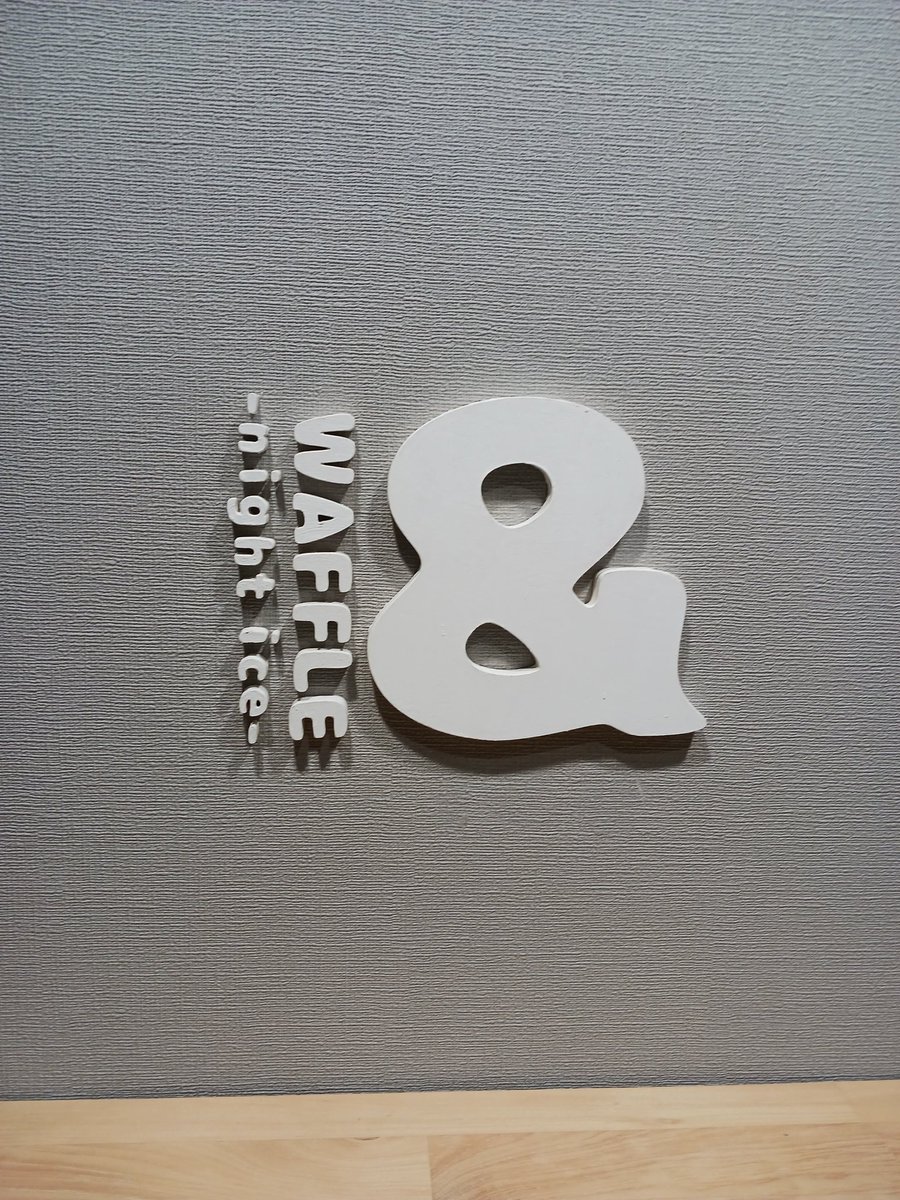 shostyle_666's tweet photo. 2023,4,9⁡
⁡家の近所の住宅街の中に⁡
⁡1件ポツンとある夜のアイス屋⁡
⁡＆waffle行ってきた✌️⁡
⁡夏場は流行るやろなぁ❗⁡
⁡ #アイス  #waffle  #夜のアイス  #キャラメルバナナ  #shostyle https://t.co/ZuMjkO9kHl