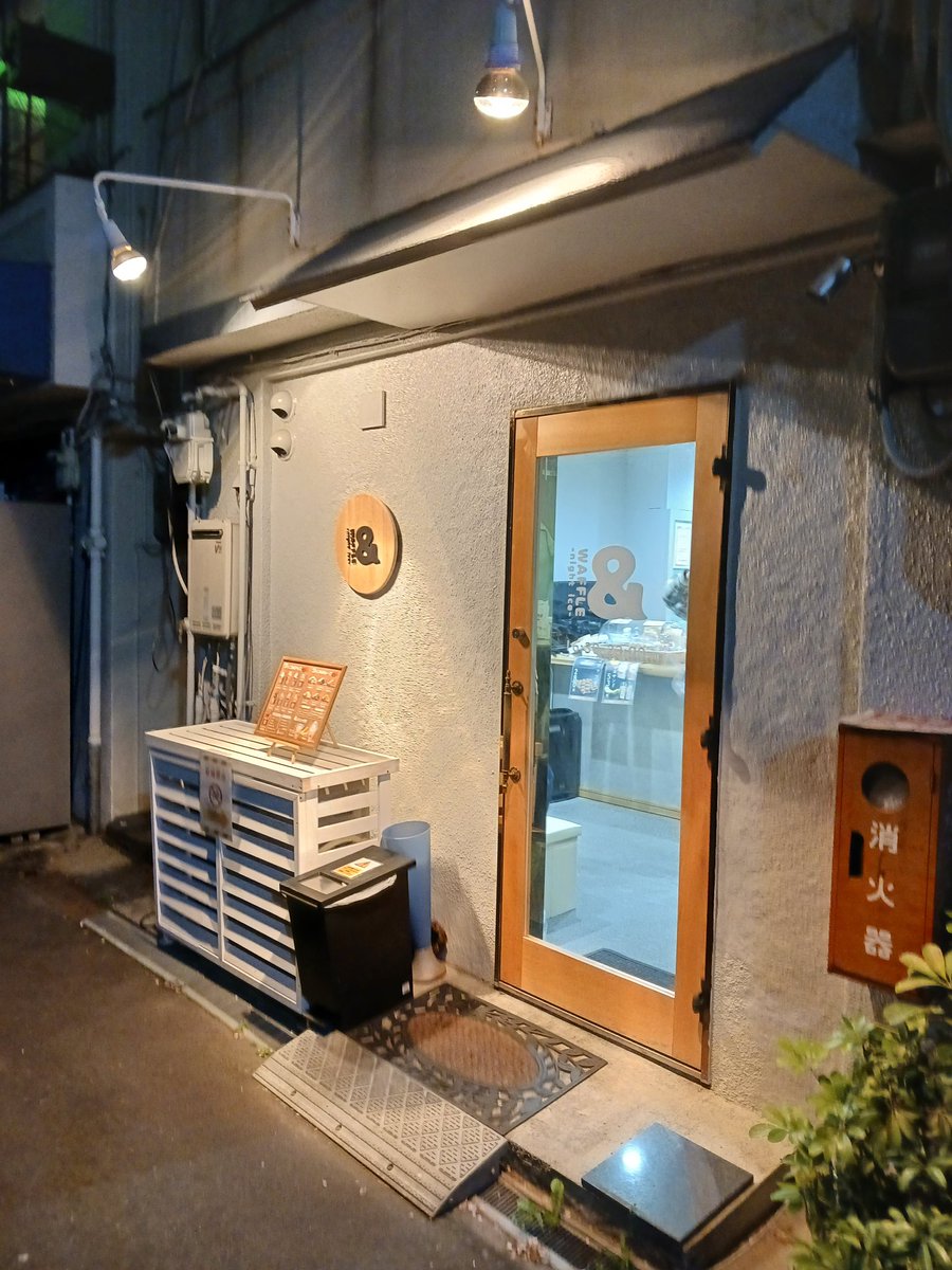 shostyle_666's tweet photo. 2023,4,9⁡
⁡家の近所の住宅街の中に⁡
⁡1件ポツンとある夜のアイス屋⁡
⁡＆waffle行ってきた✌️⁡
⁡夏場は流行るやろなぁ❗⁡
⁡ #アイス  #waffle  #夜のアイス  #キャラメルバナナ  #shostyle https://t.co/ZuMjkO9kHl