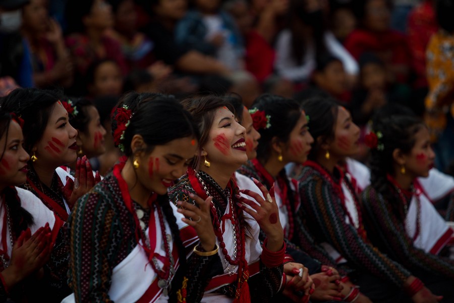 XHNews's tweet photo. Nepal hosts a musical event at the historic Bhaktapur Durbar Square to usher in the Nepali New Year, featuring various traditional dances and music performances https://t.co/ZZWADLC7yT #AsiaAlbum https://t.co/VSzkJotY3P