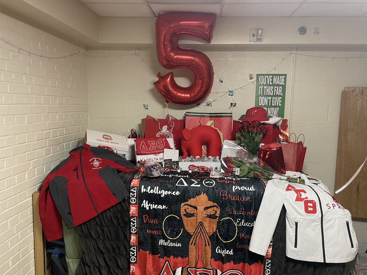 ohhthatslil_'s tweet image. #aoml #live5 #ilovemydst ❤️🔺❤️