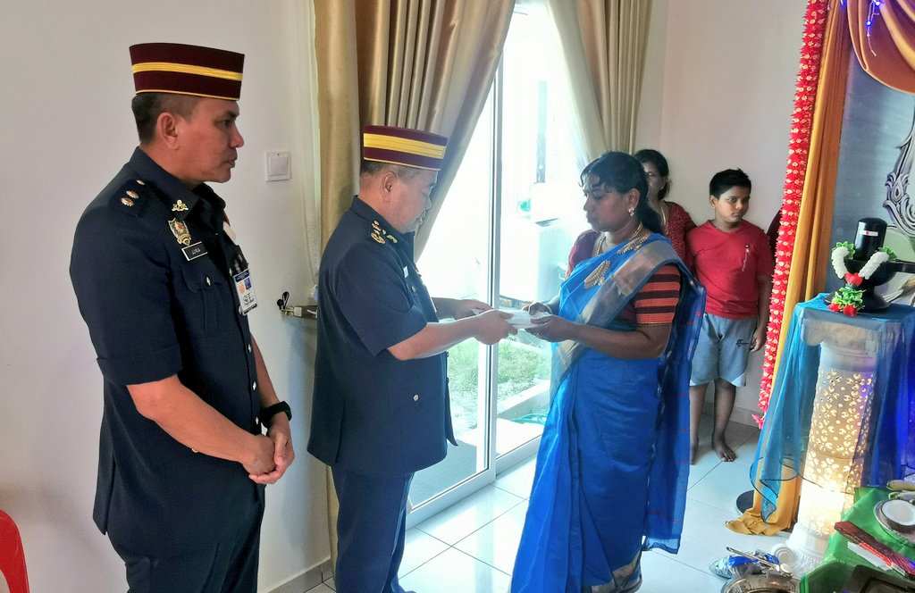 KebajikanBomba's tweet photo. 10.4.23 - YS Pgrh Bomba Selangor Hadir B'sama Wakil Persatuan Kebajikan Menyampaikan Bantuan  Persatuan Kebajikan @bombaJBPM Kpd Isteri Mendiang PKPgB Mahendran a/l Muniandy D'kediamannya Dekat Chemor, Ipoh, Perak
#DemiKebajikanAhliPersatuan https://t.co/JpuBM5NZIO