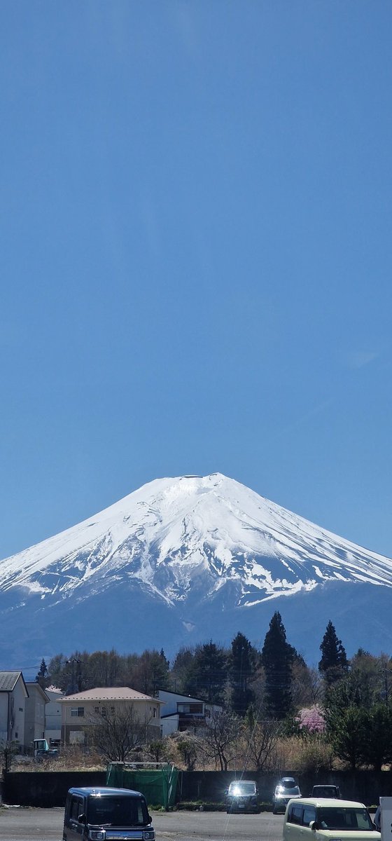 Capjadarin's tweet photo. @heyitssharla @AbroadInJapan I'm currently staying in the Yamanashi prefecture and visited Fujisan yesterday, went on a 50 minute walk to get this pic! 😊 It's a stunning area to visit. https://t.co/w9yBLTxqO6