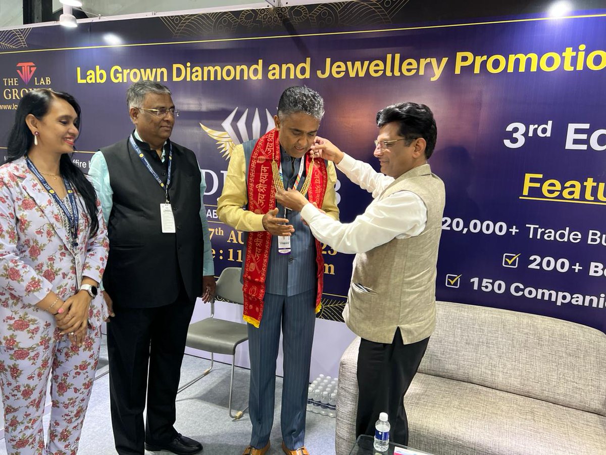 gddholakia's tweet image. To keep up with changing market trends and customer demands, it is important for the industry to create new avenues to showcase unique designs. Exhibitions like GJS offer a great platform for displaying the industry&apos;s top craftsmanship.#KISNA #GJS #GJSShow #KISNADiamondJewellery.