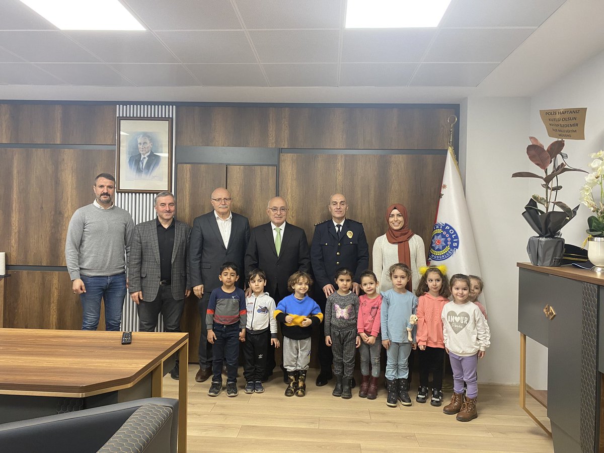 akyazimem's tweet photo. İlçe Milli Eğitim Müdürümüz Sn. @RozdemirMEB54 Şube müdürümüz Sn. İbrahim BAŞ ve Konuralp Anaokulu öğrencileri ile Türk Polis Teşkilatının 178. Kuruluş Yıldönümü nedeniyle İlçe Emniyet Müdürü Sn. İlhan YILDIRIM’ı makamında ziyaret etti.

@tcmeb 
@valicetinoktay
@ebubekirsavasci https://t.co/wqWRIANCc7