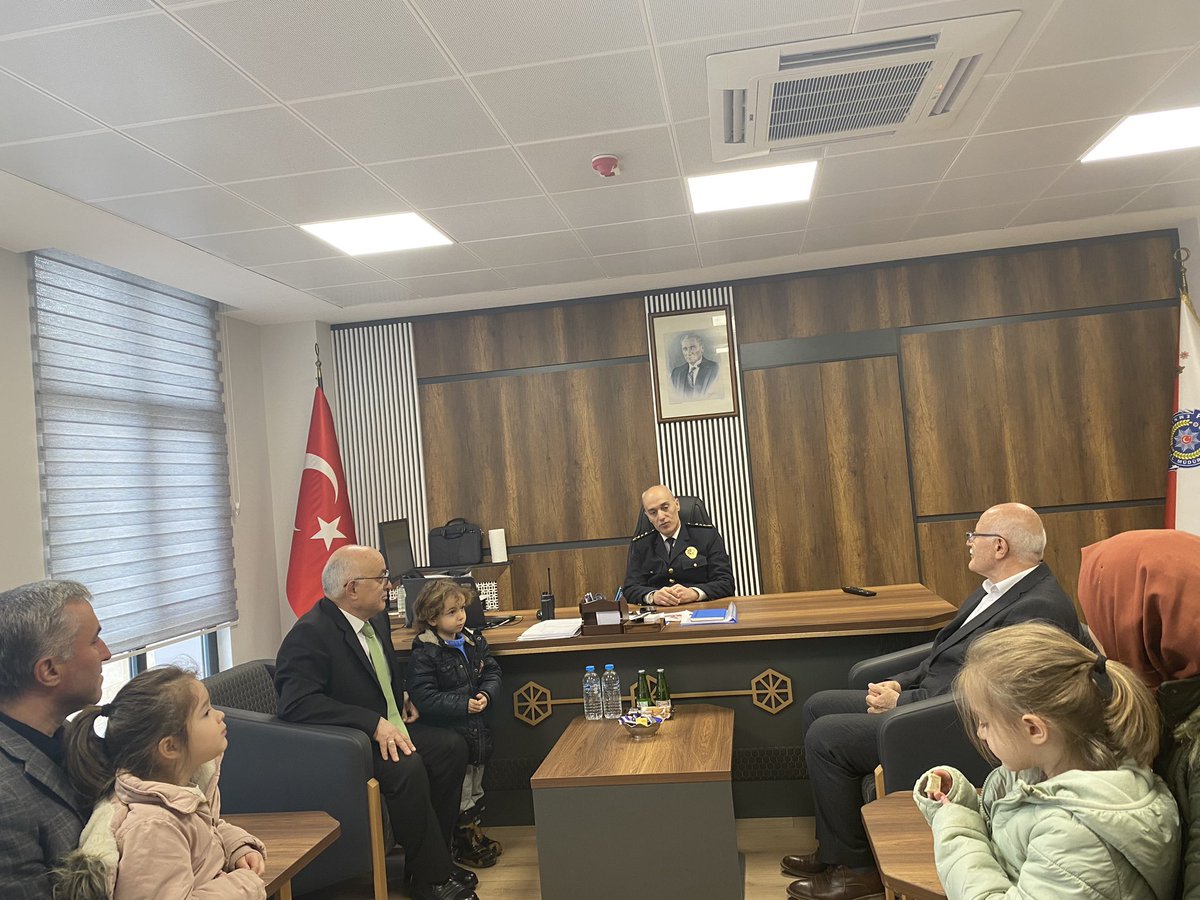 akyazimem's tweet photo. İlçe Milli Eğitim Müdürümüz Sn. @RozdemirMEB54 Şube müdürümüz Sn. İbrahim BAŞ ve Konuralp Anaokulu öğrencileri ile Türk Polis Teşkilatının 178. Kuruluş Yıldönümü nedeniyle İlçe Emniyet Müdürü Sn. İlhan YILDIRIM’ı makamında ziyaret etti.

@tcmeb 
@valicetinoktay
@ebubekirsavasci https://t.co/wqWRIANCc7