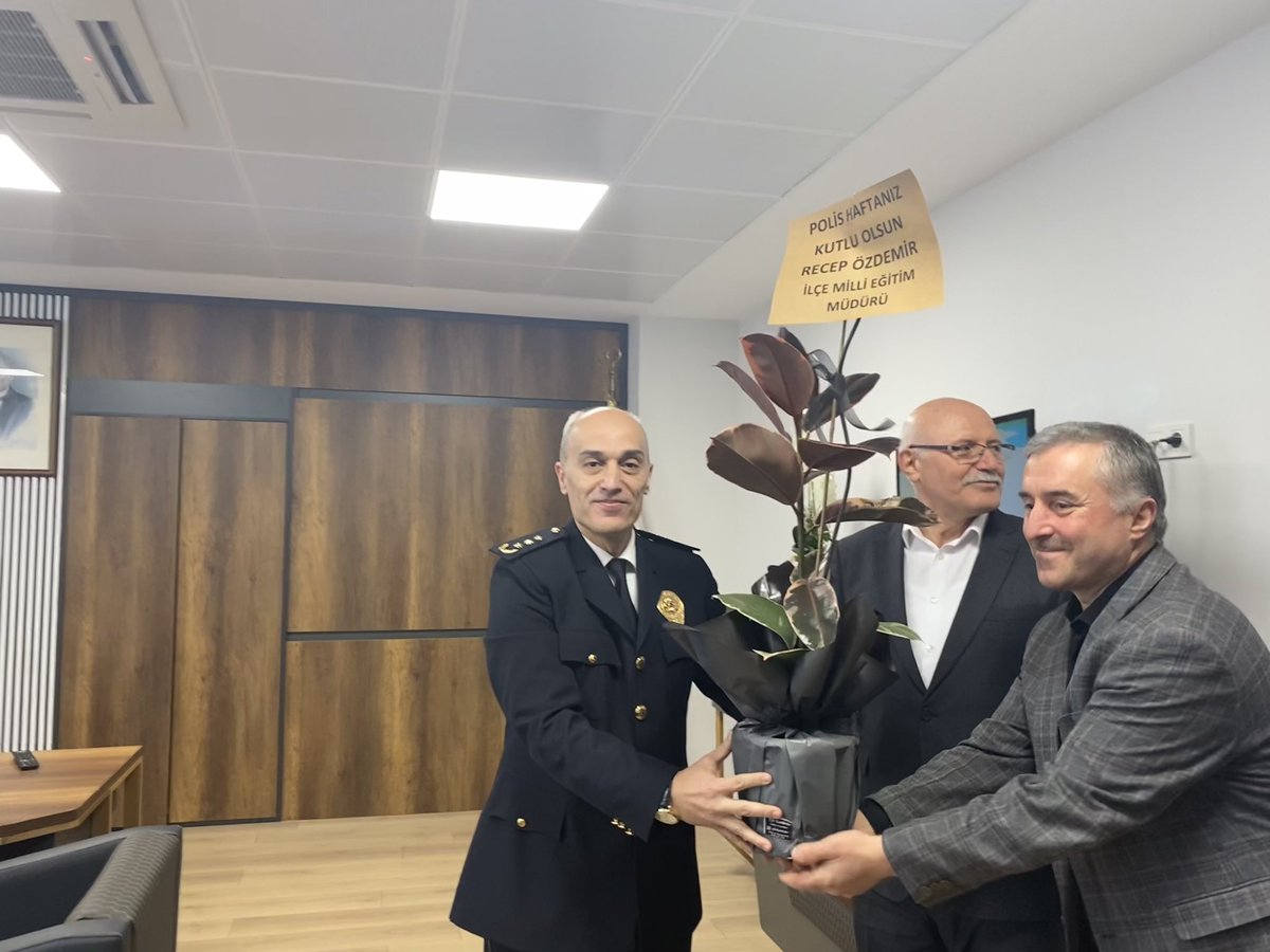 İlçe Milli Eğitim Müdürümüz Sn. <a href="/RozdemirMEB54/">Recep ÖZDEMİR</a> Şube müdürümüz Sn. İbrahim BAŞ ve Konuralp Anaokulu öğrencileri ile Türk Polis Teşkilatının 178. Kuruluş Yıldönümü nedeniyle İlçe Emniyet Müdürü Sn. İlhan YILDIRIM’ı makamında ziyaret etti.

<a href="/tcmeb/">Millî Eğitim Bakanlığı</a> 
<a href="/valicetinoktay/">Çetin Oktay Kaldırım</a>
<a href="/ebubekirsavasci/">Ebubekir Sıddık Savaşçı</a>