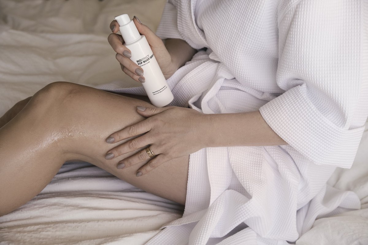 BIOEFFECTspain's tweet photo. #EGFBodySerum es un #sérumcorporal único para reparar y nutrir la piel "de pies a cuello" con #EGF de cebada, #ácidohialurónico, glicerina y agua pura de #Islandia, ideal para reparar la #piel y prolongar el #bronceado con efecto "piel de seda". #BIOEFFECT #sérum 💧🚿☀️ https://t.co/b2bXnSHDN9