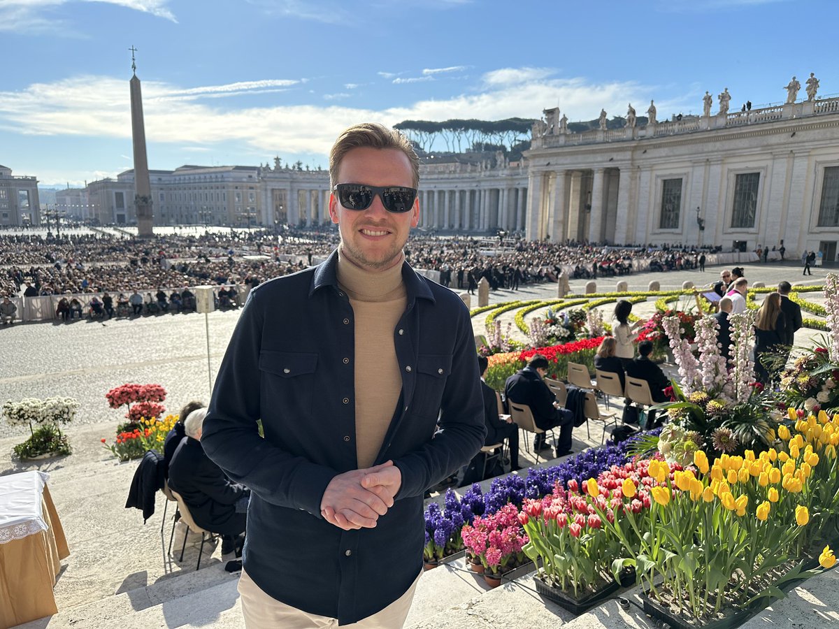 Fijne 2e Paasdag! Gisteren mocht wij de paaszegen v.d. paus van heel dichtbij meemaken. Een unieke ervaring! 🌷🐣#Bedanktvoordebloemen #rtvlansingerland #Vaticaanstad #pasen