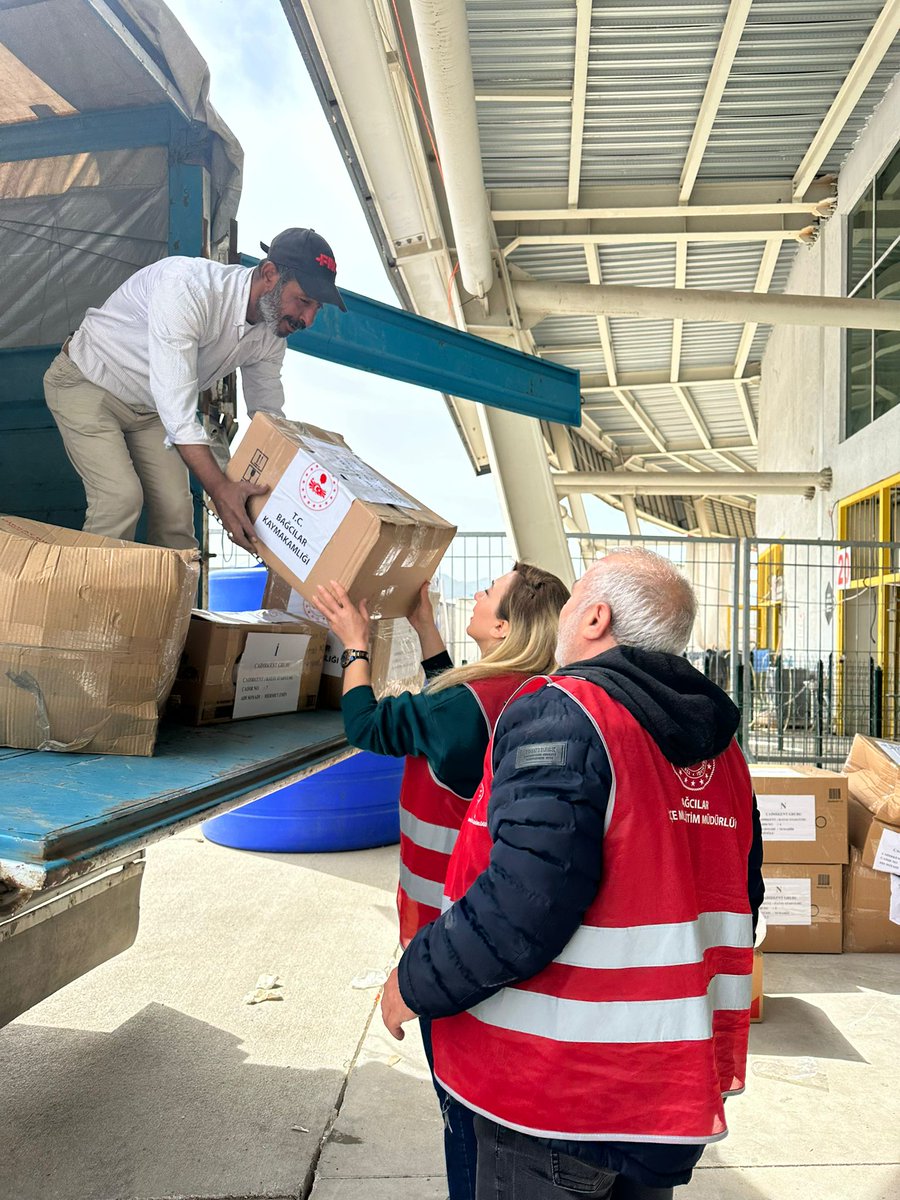 TC_Bagcilar's tweet photo. #VARIM Projesi kapsamında
Kaymakamlığımızın sorumluluğuna verilen #Hatay'da depremzede vatandaşlarımıza tespit edilen ihtiyaçlarının yer aldığı her çadıra özel hazırlanan yardım kolilerinin dağıtımı devam ediyor. https://t.co/ZwSRwex6II